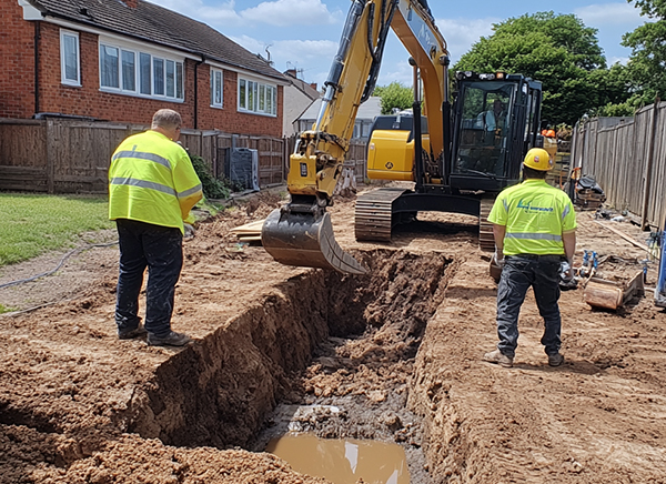 Become a Certified Plant Operator in Sheffield - Operator care operează un excavator pe un șantier din Sheffield